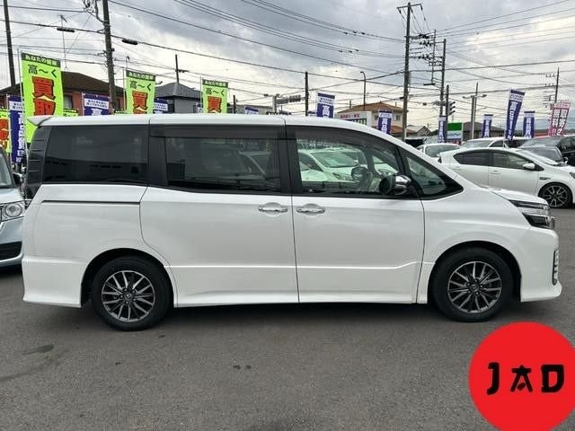 
								TOYOTA VOXY ZS KIRAMEKI II full									