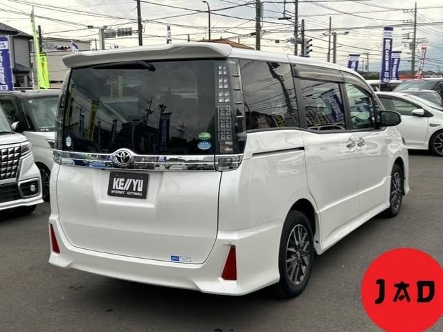 
								TOYOTA VOXY ZS KIRAMEKI II full									