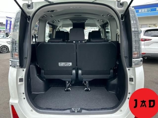 
								TOYOTA VOXY ZS KIRAMEKI II full									
