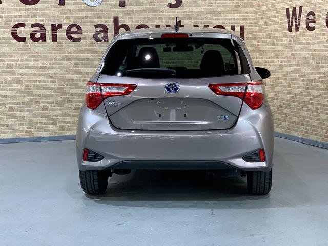 
								TOYOTA VITZ HYBRID U full									