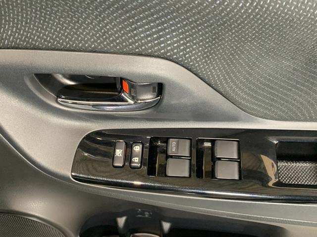 
								TOYOTA VITZ HYBRID U full									