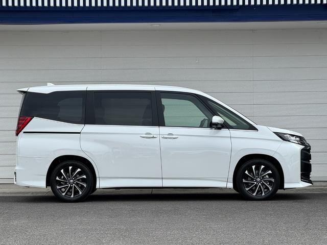 
								TOYOTA NOAH HYBRID full									