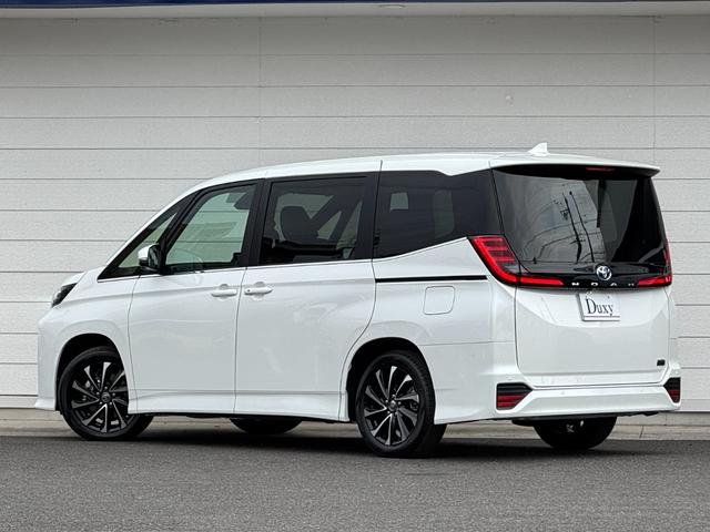 
								TOYOTA NOAH HYBRID full									