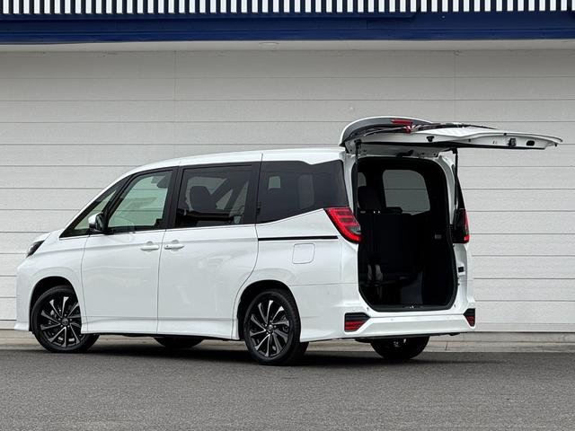 
								TOYOTA NOAH HYBRID full									
