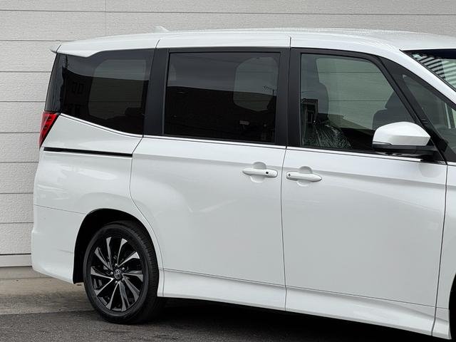 
								TOYOTA NOAH HYBRID full									
