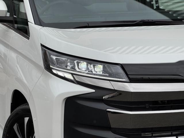 
								TOYOTA NOAH HYBRID full									