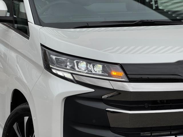 
								TOYOTA NOAH HYBRID full									