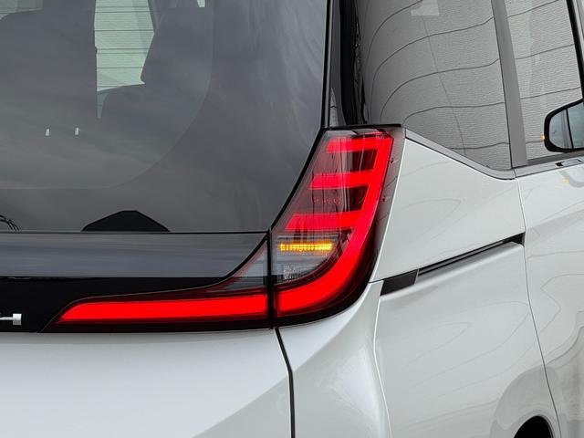 
								TOYOTA NOAH HYBRID full									