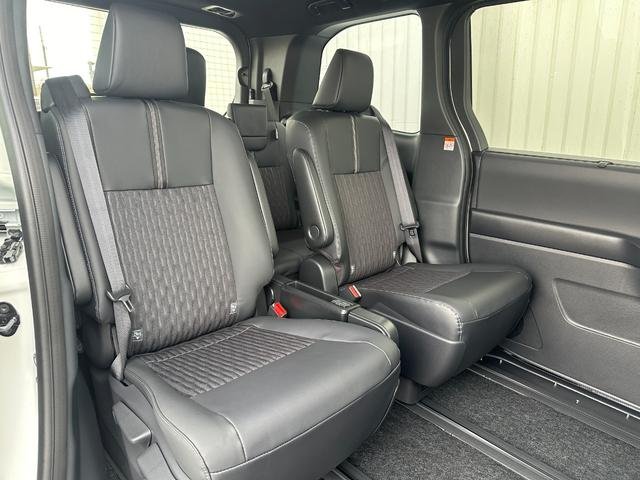 
								TOYOTA NOAH HYBRID full									