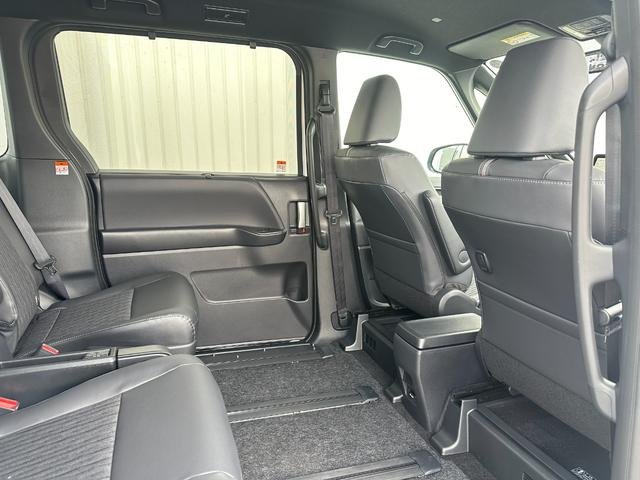 
								TOYOTA NOAH HYBRID full									