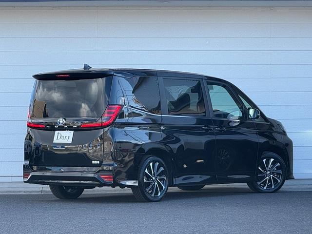 
								TOYOTA NOAH HYBRID full									
