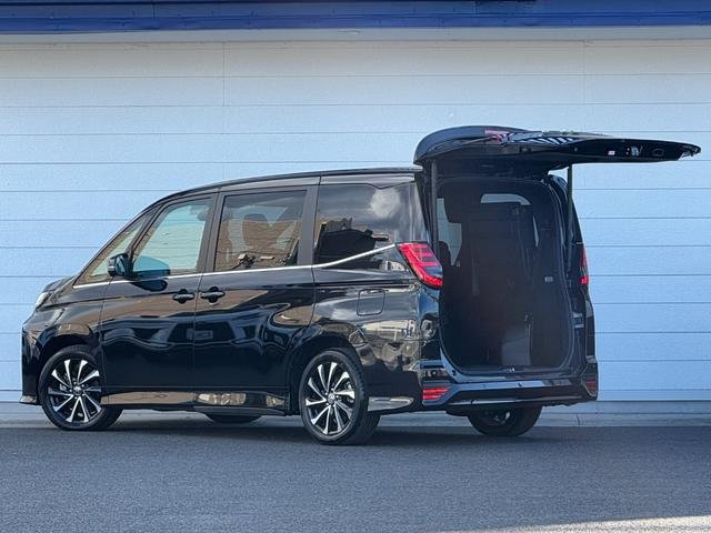 
								TOYOTA NOAH HYBRID full									