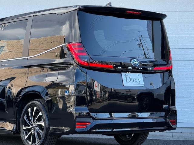 
								TOYOTA NOAH HYBRID full									