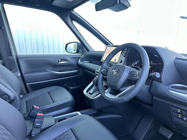 
								TOYOTA NOAH HYBRID full									