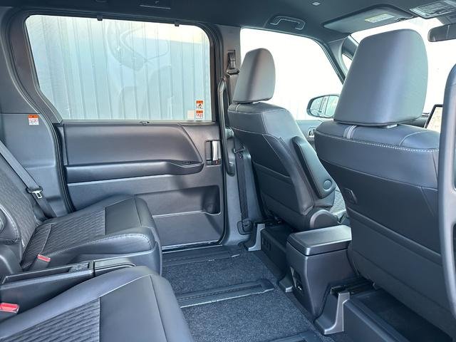 
								TOYOTA NOAH HYBRID full									