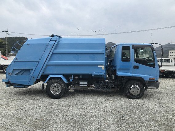 
								ISUZU FORWARD full									