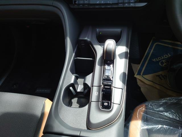 
								TOYOTA CROWN CROSSOVER full									