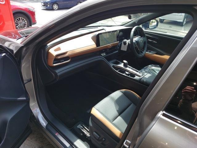 
								TOYOTA CROWN CROSSOVER full									