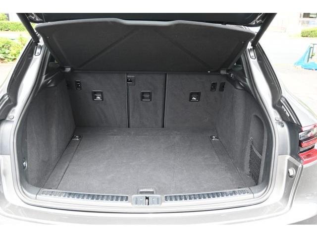 
								PORSCHE MACAN full									