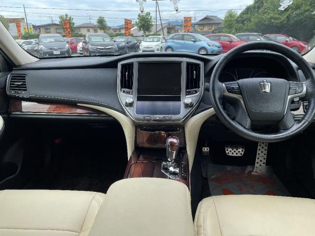 
								TOYOTA CROWN HYBRID full									