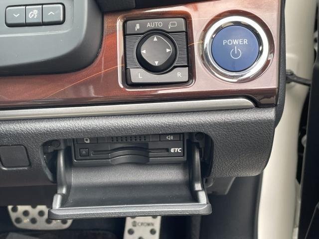 
								TOYOTA CROWN HYBRID full									