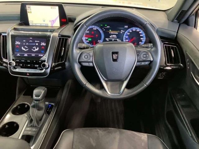 
								TOYOTA CROWN HYBRID full									