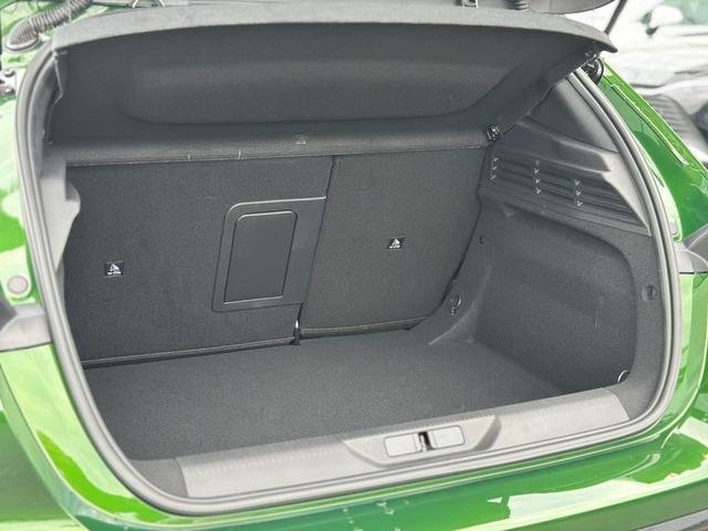 
								PEUGEOT 308 full									
