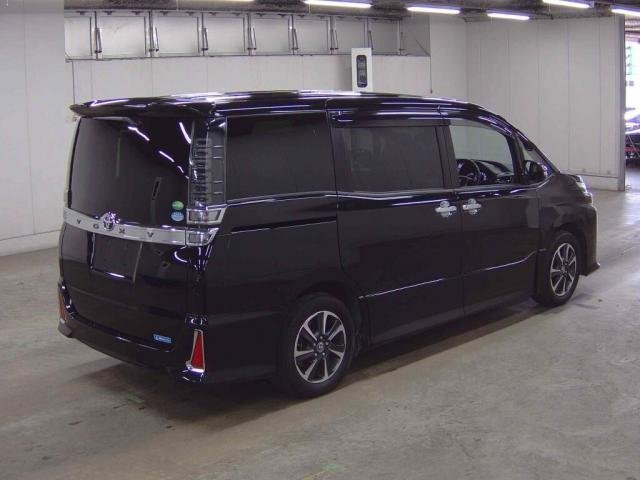 
								TOYOTA VOXY full									