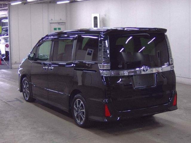 
								TOYOTA VOXY full									