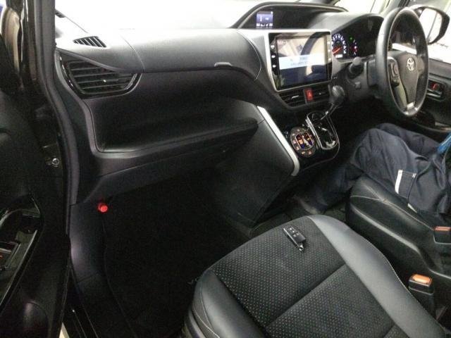 
								TOYOTA VOXY full									