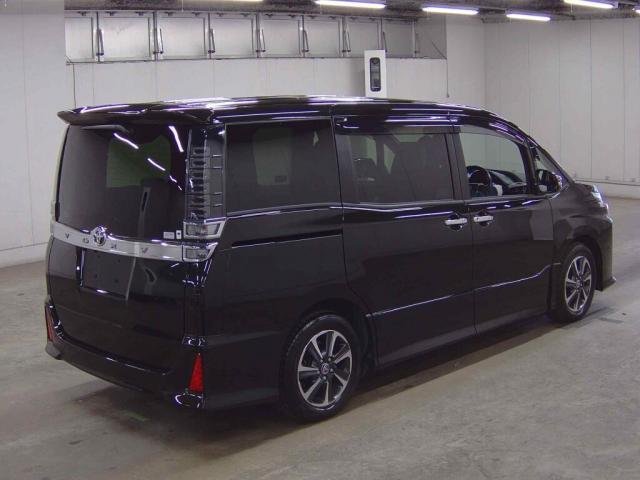 
								TOYOTA VOXY full									