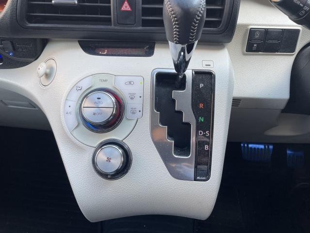 
								TOYOTA SIENTA full									