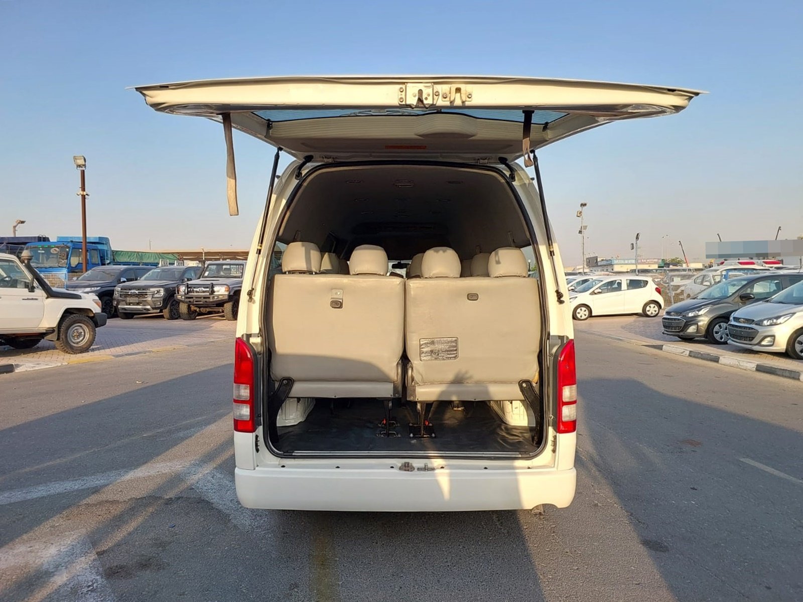 
								TOYOTA VAN full									