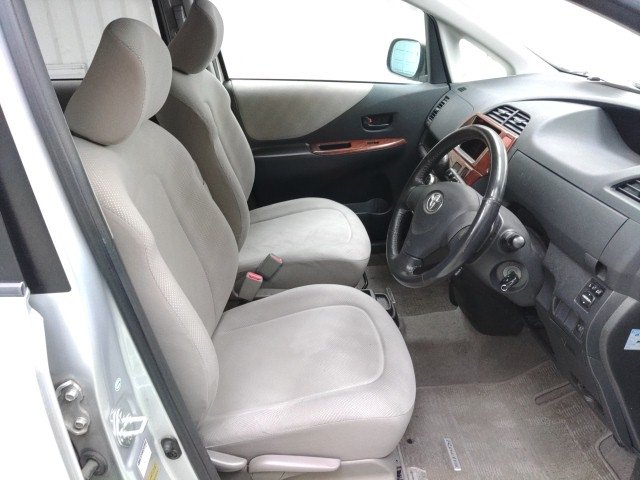 
								TOYOTA RACTIS full									