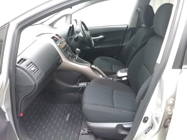 
								TOYOTA AURIS full									