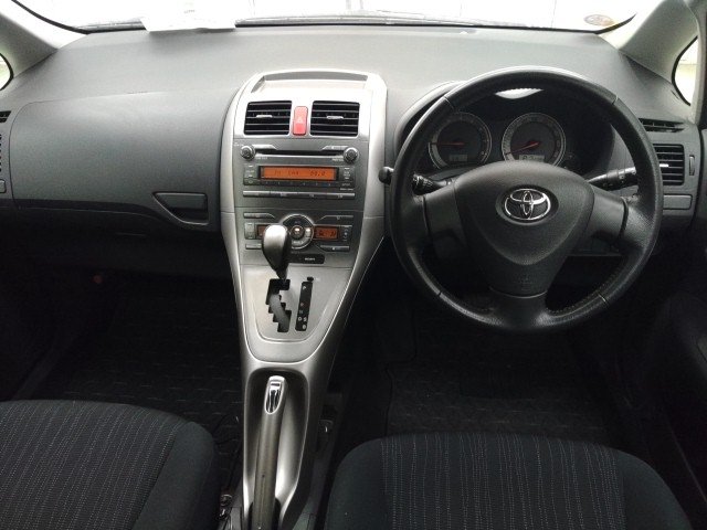 
								TOYOTA AURIS full									