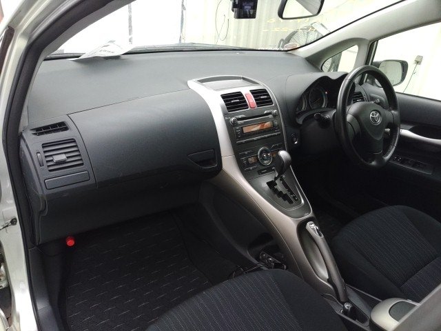 
								TOYOTA AURIS full									