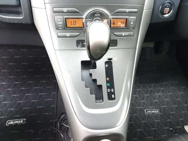 
								TOYOTA AURIS full									