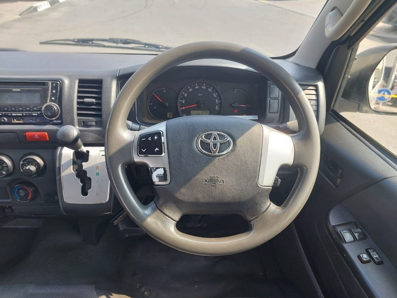 
								TOYOTA VAN full									