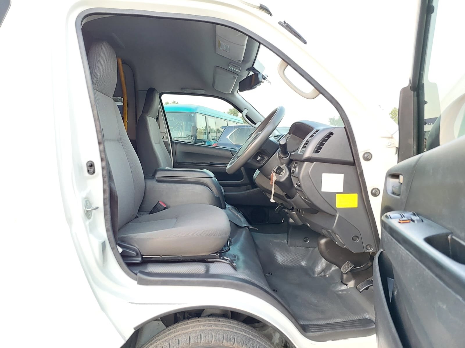 
								TOYOTA VAN full									