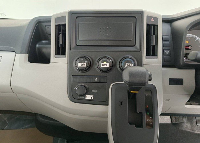 
								TOYOTA COMMUTER 2.8 full									