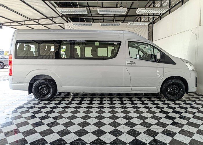 
								TOYOTA COMMUTER 2.8 full									