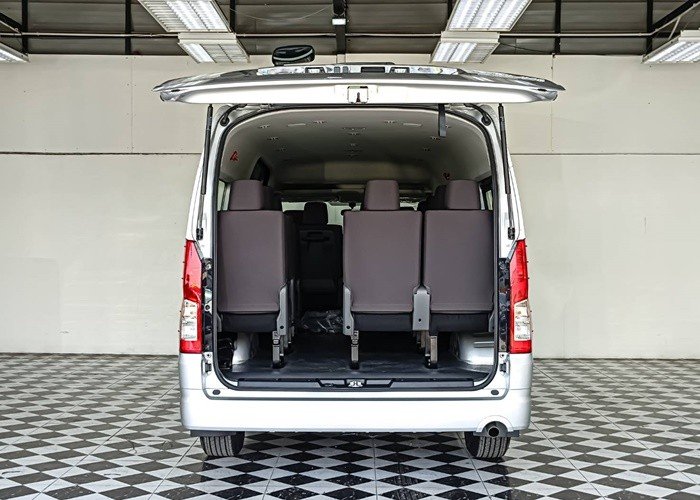 
								TOYOTA COMMUTER 2.8 full									