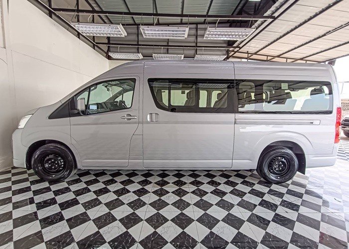 
								TOYOTA COMMUTER 2.8 full									