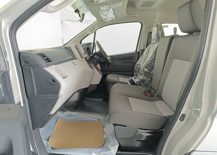 
								TOYOTA COMMUTER 2.8 full									