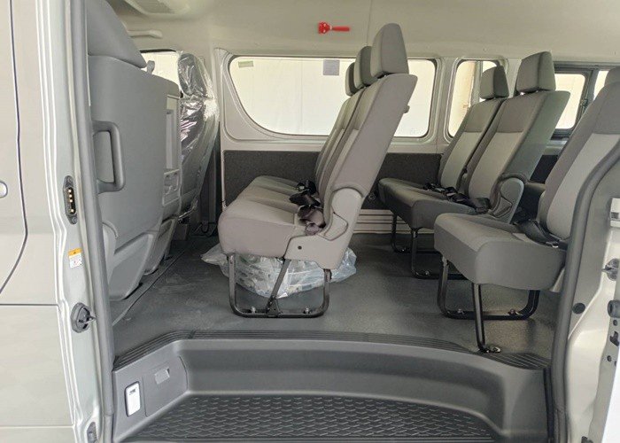 
								TOYOTA COMMUTER 2.8 full									