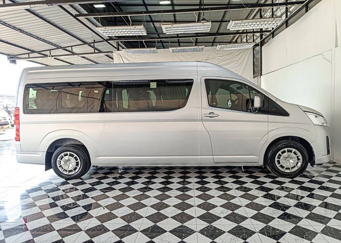 
								TOYOTA COMMUTER 2.8 full									
