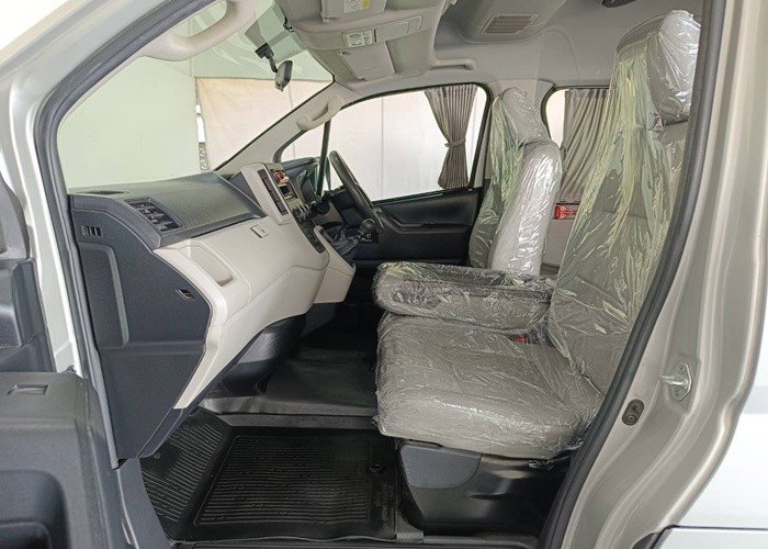 
								TOYOTA COMMUTER 2.8 full									