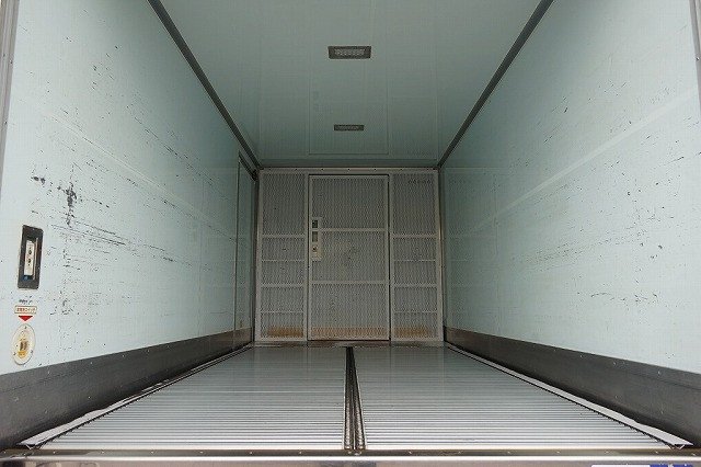 
								ISUZU ELF TRUCK full									