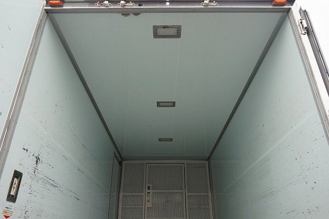 
								ISUZU ELF TRUCK full									